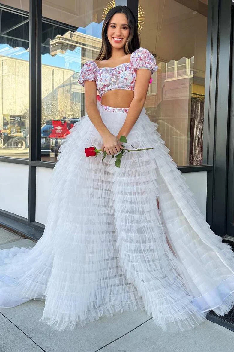 Vestido de fiesta floral con volantes, escote cuadrado, mangas abullonadas y capas